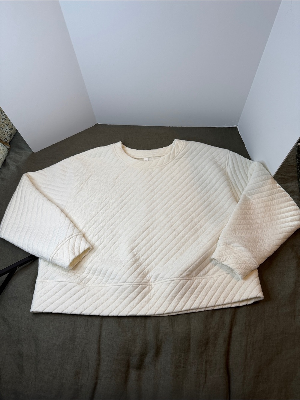 Women’s Zella Cream Quilted Crewneck Sweater, size Lg